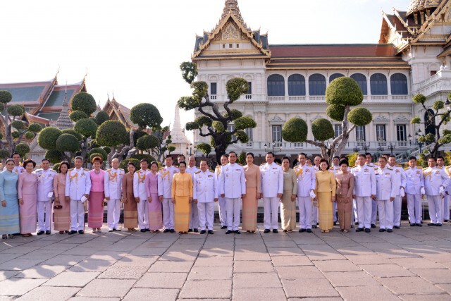 “นายกฯ-ภริยา”พร้อมครม.ลงนามถวายพระพรในหลวงวันปีใหม่