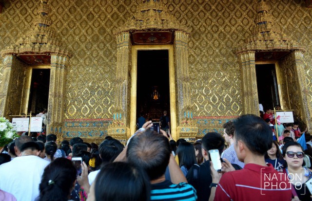 แรงศรัทธาล้น! วันแรกแห่งปี 2559 ชาวไทยและต่างชาติแน่นวัดพระแก้ว