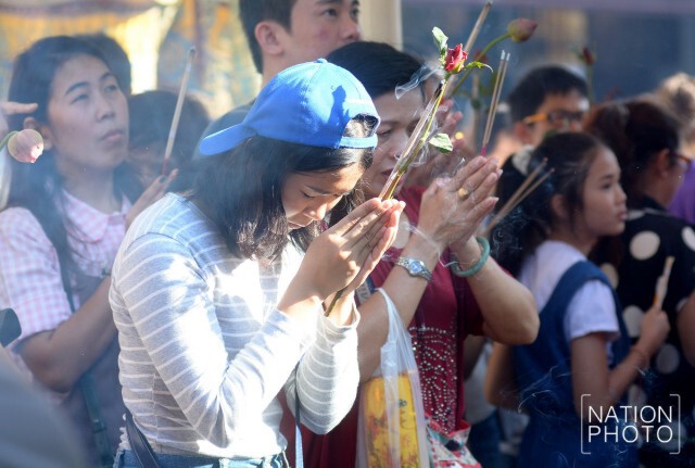 แรงศรัทธาล้น! วันแรกแห่งปี 2559 ชาวไทยและต่างชาติแน่นวัดพระแก้ว