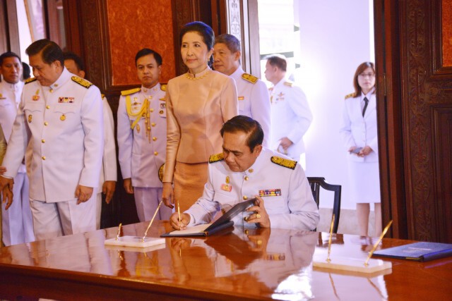 “นายกฯ-ภริยา”พร้อมครม.ลงนามถวายพระพรในหลวงวันปีใหม่