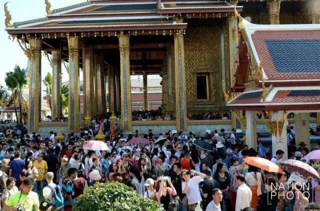 แรงศรัทธาล้น! วันแรกแห่งปี 2559 ชาวไทยและต่างชาติแน่นวัดพระแก้ว
