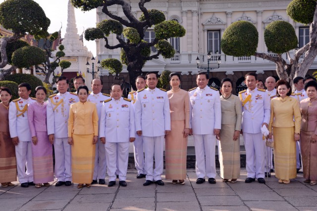 “นายกฯ-ภริยา”พร้อมครม.ลงนามถวายพระพรในหลวงวันปีใหม่