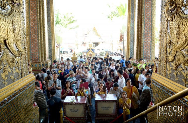แรงศรัทธาล้น! วันแรกแห่งปี 2559 ชาวไทยและต่างชาติแน่นวัดพระแก้ว