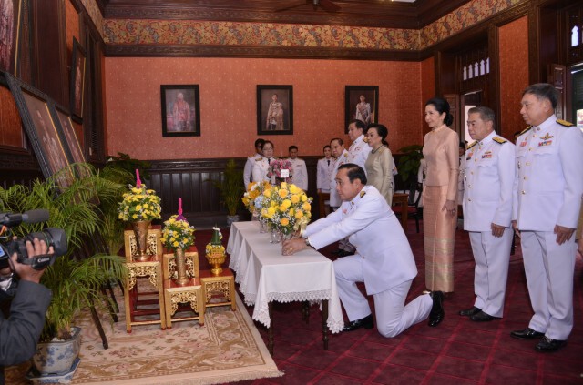 “นายกฯ-ภริยา”พร้อมครม.ลงนามถวายพระพรในหลวงวันปีใหม่