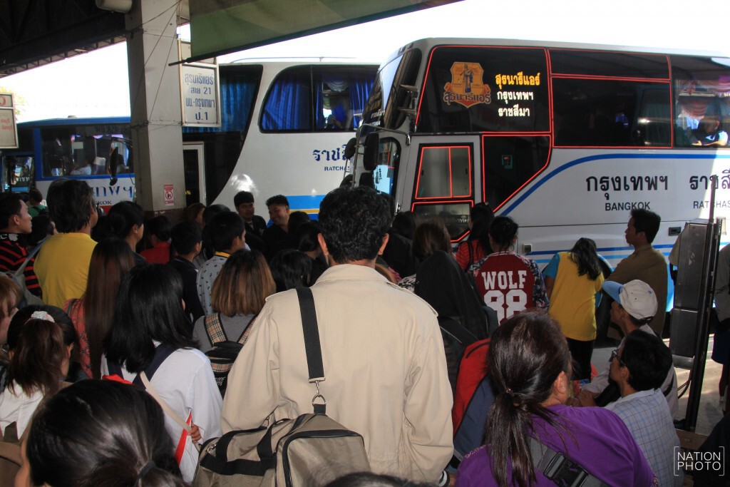 ขนส่งโคราชแน่น! ผู้โดยสารตกค้างรอเดินทางกลับไปทำงานกรุงเทพ ขนส่งโคราชแน่น! ผู้โดยสารตกค้างรอเดินทางกลับไปทำงานกรุงเทพ