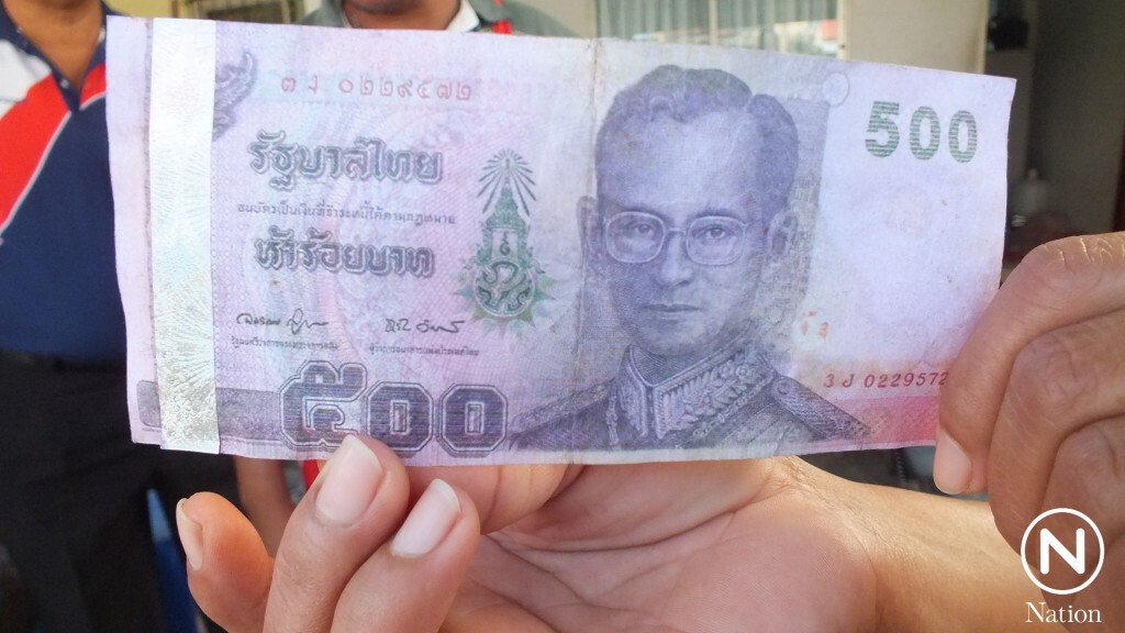 สาวแม่ลูกอ่อนสุดแสบ! ขี่เก๋งหรูใช้แบงค์ปลอมซื้อหมูปิ้ง สาวแม่ลูกอ่อนสุดแสบ! ขี่เก๋งหรูใช้แบงค์ปลอมซื้อหมูปิ้ง