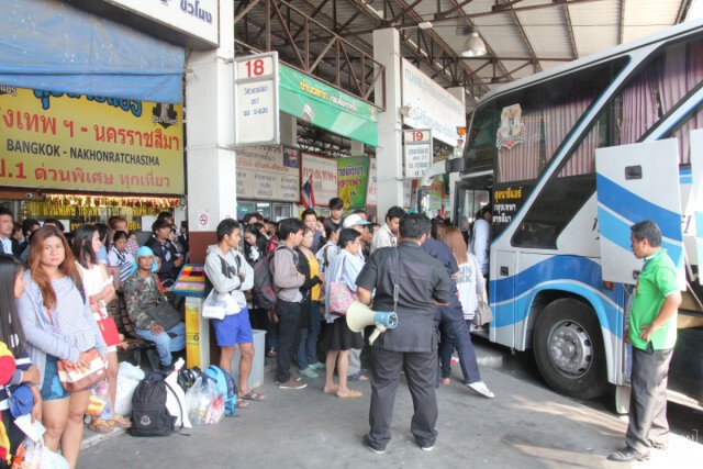 ขนส่งโคราชแน่น! ผู้โดยสารตกค้างรอเดินทางกลับไปทำงานกรุงเทพ