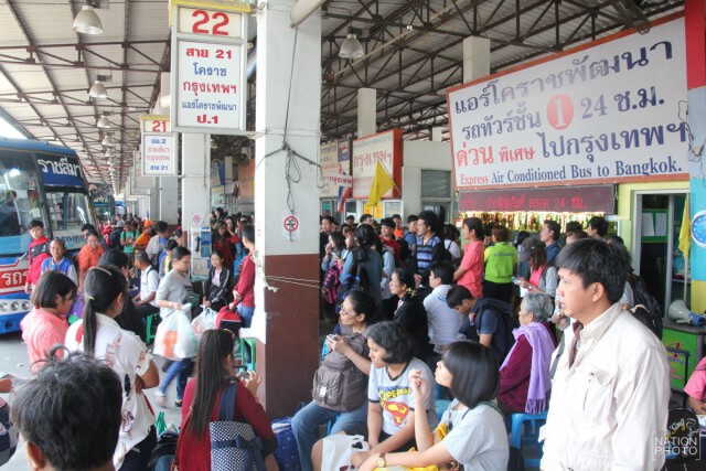 ขนส่งโคราชแน่น! ผู้โดยสารตกค้างรอเดินทางกลับไปทำงานกรุงเทพ
