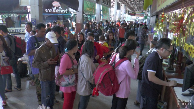 บขส.-ถนนมิตรภาพ คึกคัก! ประชาชนเริ่มทยอยเดินทางกลับเมืองกรุง