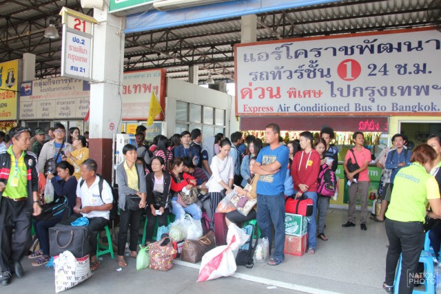 ขนส่งโคราชแน่น! ผู้โดยสารตกค้างรอเดินทางกลับไปทำงานกรุงเทพ