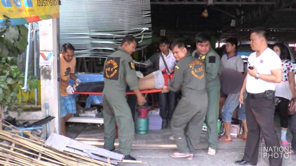 กระบะซิ่งแข่งกับเพื่อนแหกโค้ง! ชนร้านค้าเสียชีวิต 2 ราย กระบะซิ่งแข่งกับเพื่อนแหกโค้ง! ชนร้านค้าเสียชีวิต 2 ราย