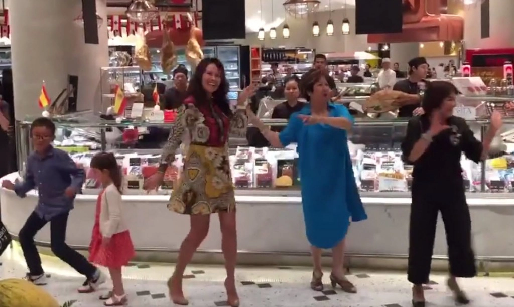 สุดน่ารัก! "ปุ๋ย ภรณ์ทิพย์" โชว์สเต็ปแดนซ์กลางห้าง