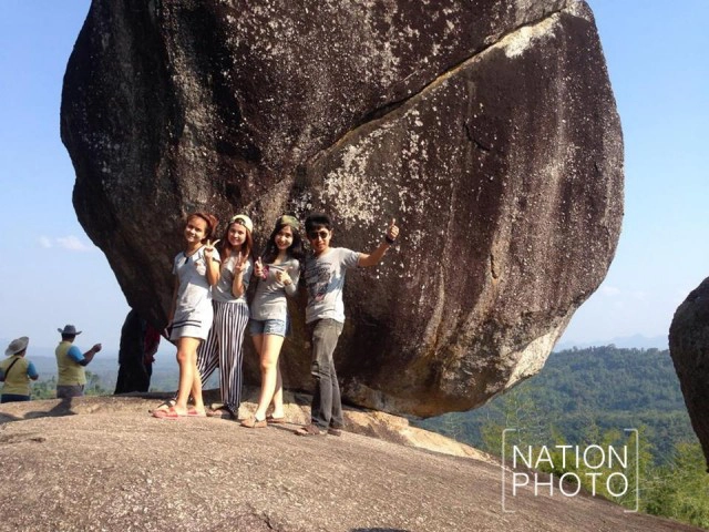 หลั่งไหลต่อเนื่อง! นักท่องเที่ยวแห่ชมหินพัด