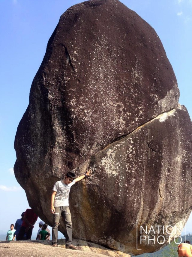 หลั่งไหลต่อเนื่อง! นักท่องเที่ยวแห่ชมหินพัด