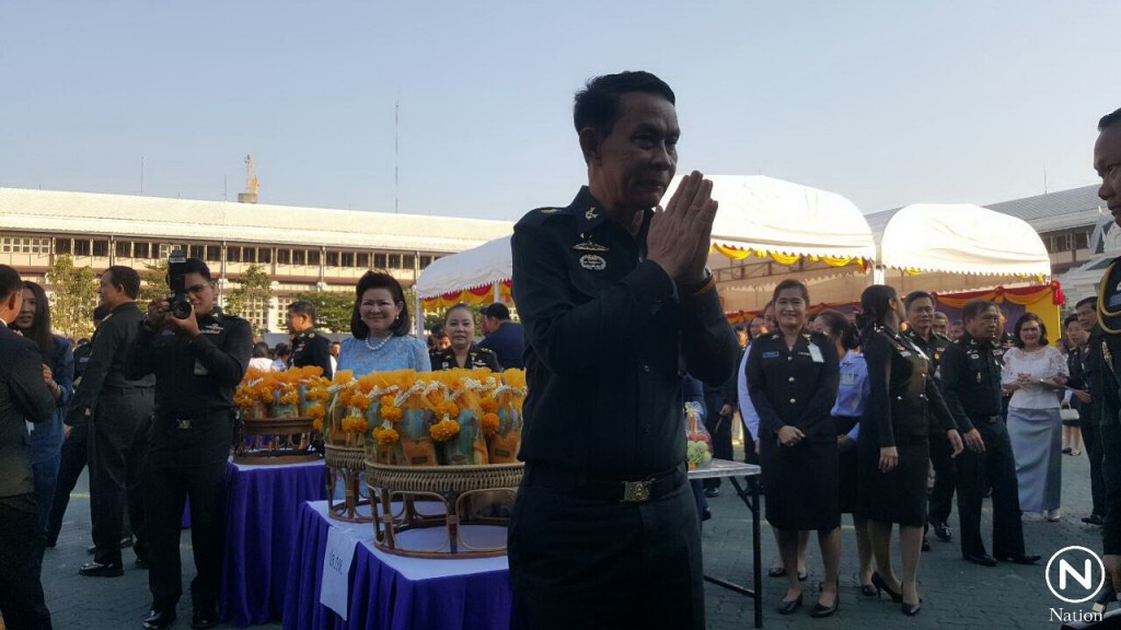“บิ๊กติ๊ก”นำขรก.กห.ตักบาตรปีใหม่ขอกำลังพลยึดมั่นพระราชดำรัส “บิ๊กติ๊ก”นำขรก.กห.ตักบาตรปีใหม่ขอกำลังพลยึดมั่นพระราชดำรัส