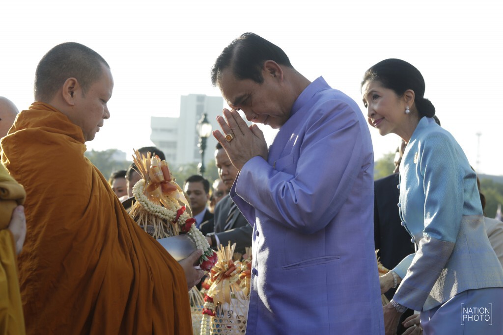 ภาพชุด "พล.อ.ประยุทธ์" ทำบุญตักบาตรปีใหม่ ก่อนประชุมครม.ครั้งแรกของปี