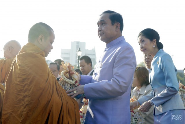 ภาพชุด "พล.อ.ประยุทธ์" ทำบุญตักบาตรปีใหม่ ก่อนประชุมครม.ครั้งแรกของปี