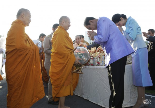 ภาพชุด "พล.อ.ประยุทธ์" ทำบุญตักบาตรปีใหม่ ก่อนประชุมครม.ครั้งแรกของปี