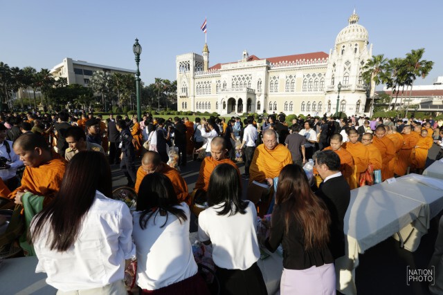 ภาพชุด "พล.อ.ประยุทธ์" ทำบุญตักบาตรปีใหม่ ก่อนประชุมครม.ครั้งแรกของปี