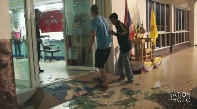 หนุ่มออสซี่เมาหนัก เดินชนประตูกระจกโรงพักแตกเลือดอาบ