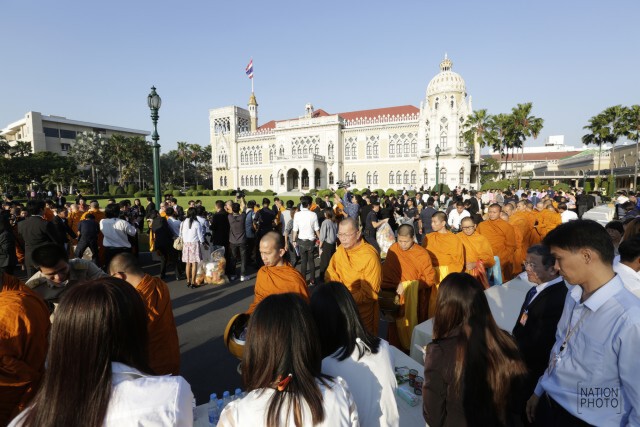 ภาพชุด "พล.อ.ประยุทธ์" ทำบุญตักบาตรปีใหม่ ก่อนประชุมครม.ครั้งแรกของปี