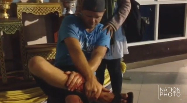 หนุ่มออสซี่เมาหนัก เดินชนประตูกระจกโรงพักแตกเลือดอาบ