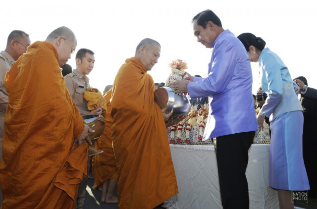 ภาพชุด "พล.อ.ประยุทธ์" ทำบุญตักบาตรปีใหม่ ก่อนประชุมครม.ครั้งแรกของปี