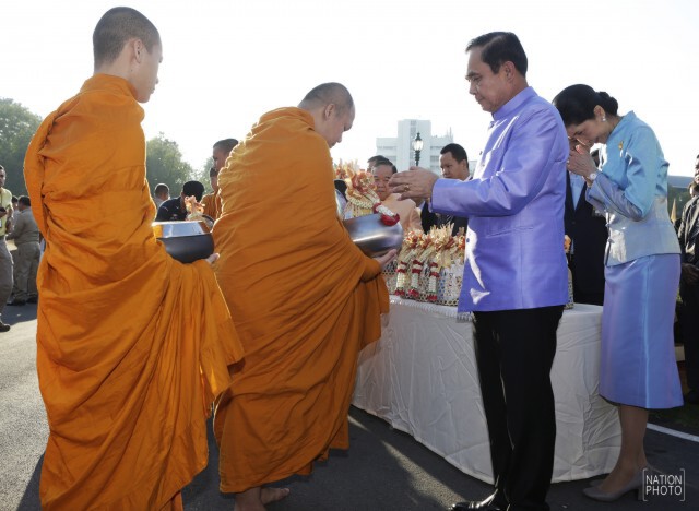 ภาพชุด "พล.อ.ประยุทธ์" ทำบุญตักบาตรปีใหม่ ก่อนประชุมครม.ครั้งแรกของปี