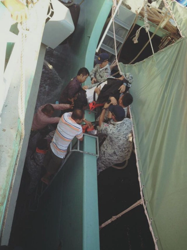 นาทีชีวิต! ทหารเรือ โดดทะเลช่วย จนท.ถูกเรือกระแทกสลบ