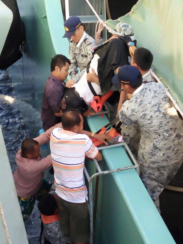 นาทีชีวิต! ทหารเรือ โดดทะเลช่วย จนท.ถูกเรือกระแทกสลบ