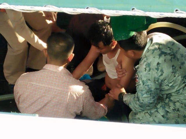 นาทีชีวิต! ทหารเรือ โดดทะเลช่วย จนท.ถูกเรือกระแทกสลบ