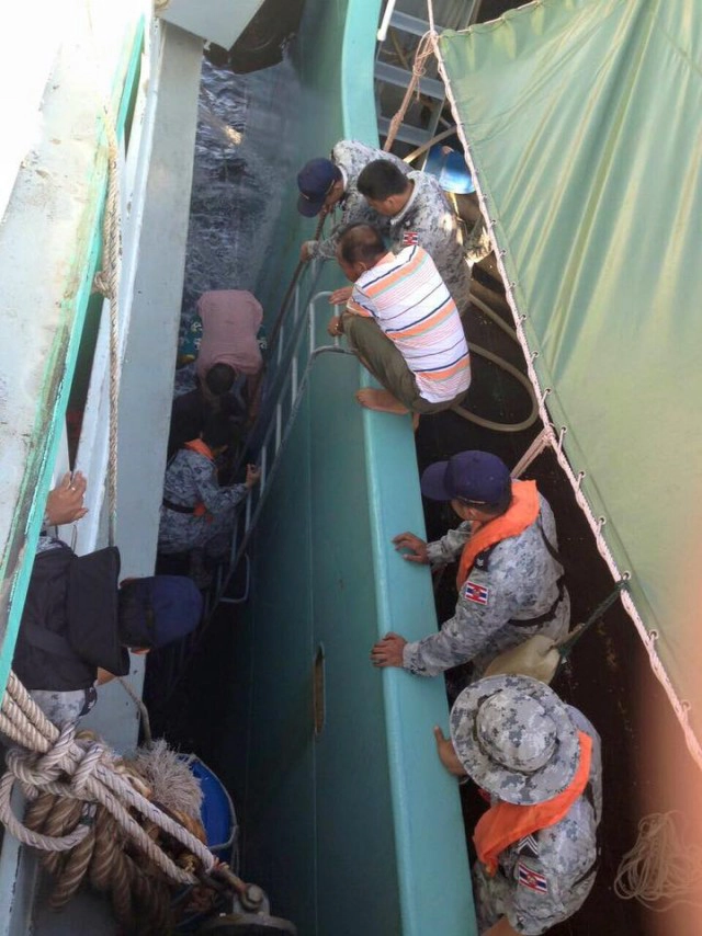 นาทีชีวิต! ทหารเรือ โดดทะเลช่วย จนท.ถูกเรือกระแทกสลบ