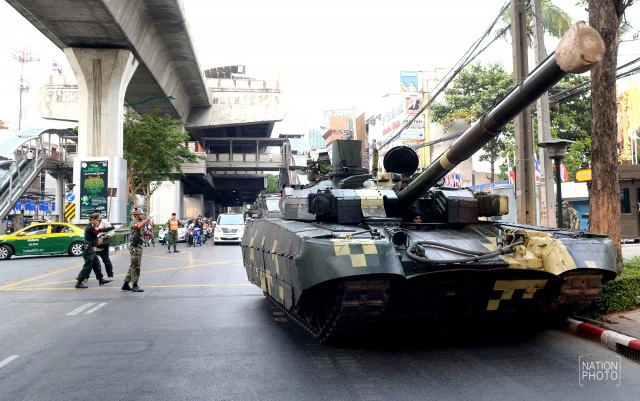 มาแล้ว! กองทัพบกขน "ยุทโธปกรณ์" ครบครัน เตรียมงานวันเด็ก59