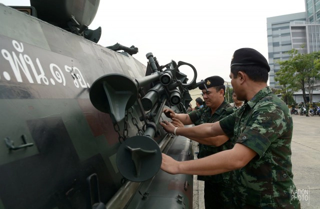 มาแล้ว! กองทัพบกขน "ยุทโธปกรณ์" ครบครัน เตรียมงานวันเด็ก59