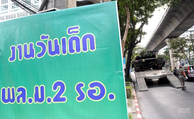 มาแล้ว! กองทัพบกขน "ยุทโธปกรณ์" ครบครัน เตรียมงานวันเด็ก59