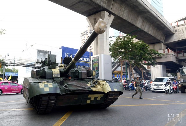 มาแล้ว! กองทัพบกขน "ยุทโธปกรณ์" ครบครัน เตรียมงานวันเด็ก59