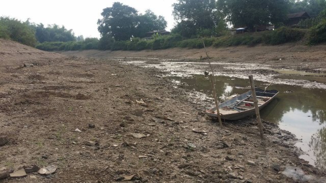 เรือแล้งน้ำ! แม่น้ำยมแห้งขอด ชาวบ้านปรับวิถี เจาะบ่อบาดาลกลางแม่น้ำใช้