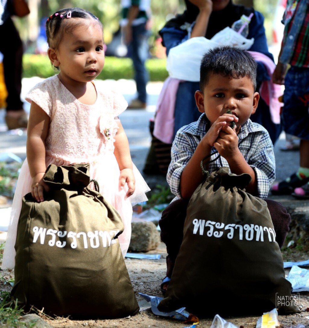 "ของขวัญพระราชทาน" น้ำพระทัยจากในหลวง แก่เด็กชายแดนใต้ "ของขวัญพระราชทาน" น้ำพระทัยจากในหลวง แก่เด็กชายแดนใต้