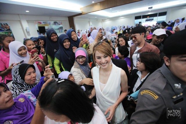 เด็กยะลา นับพันคน แห่กรี้ด "ขวัญ-เติ้ล" 2 ดาราดัง คับคั่ง
