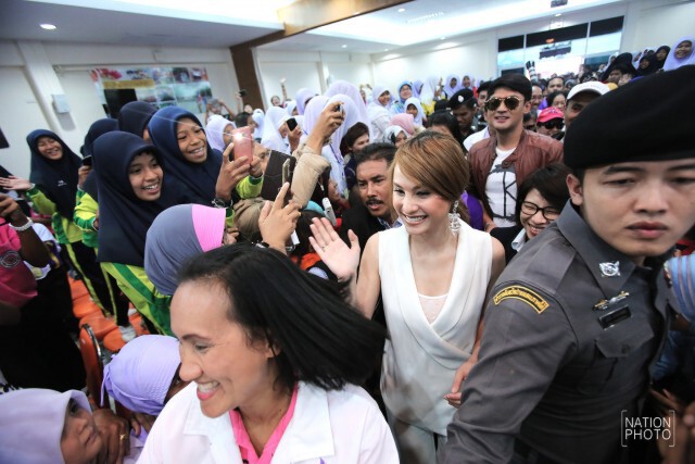 เด็กยะลา นับพันคน แห่กรี้ด "ขวัญ-เติ้ล" 2 ดาราดัง คับคั่ง