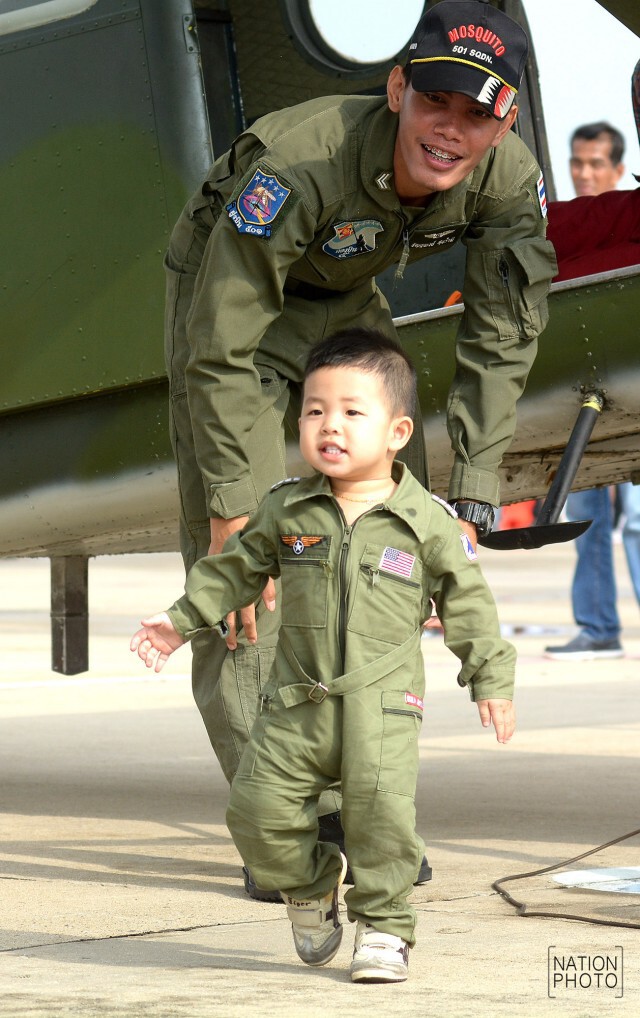 เด็กๆ แฮบปี้ถ้วนหน้า! แห่ชม"เครื่องบิน" ล้นหลาม ที่กองทัพอากาศ