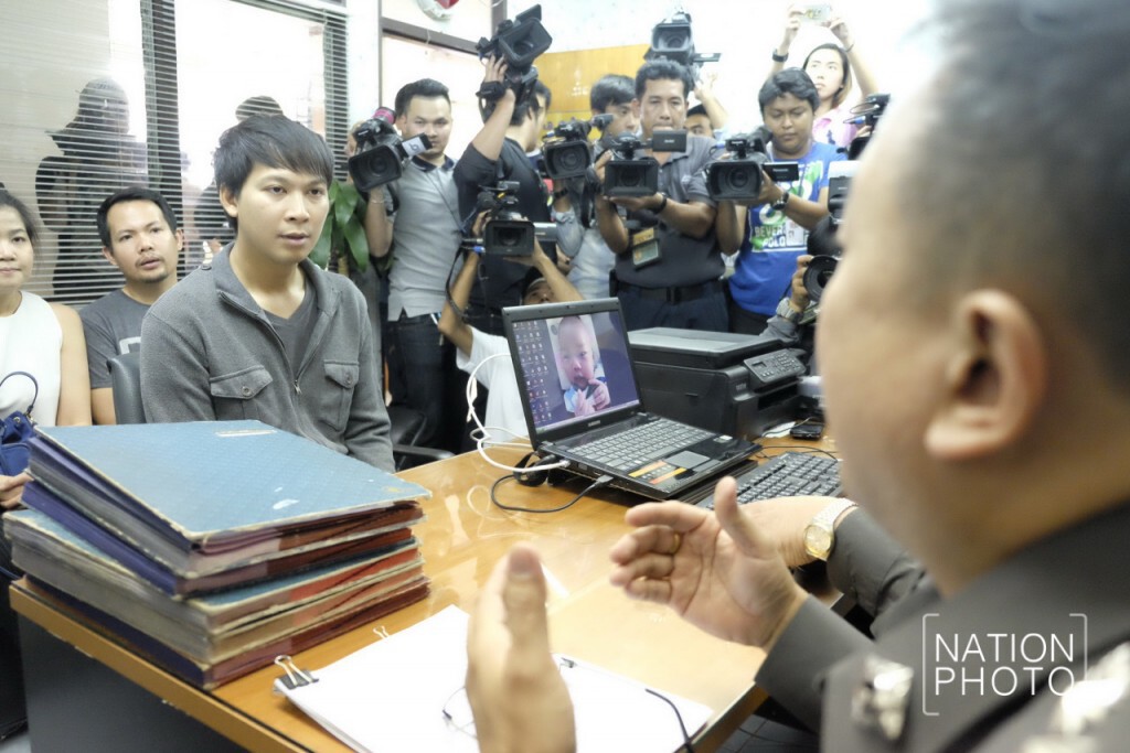 หนุ่มเก๋งแดง เข้าให้ปากคำเพิ่มเติม ส.น.ดินแดง หนุ่มเก๋งแดง เข้าให้ปากคำเพิ่มเติม ส.น.ดินแดง