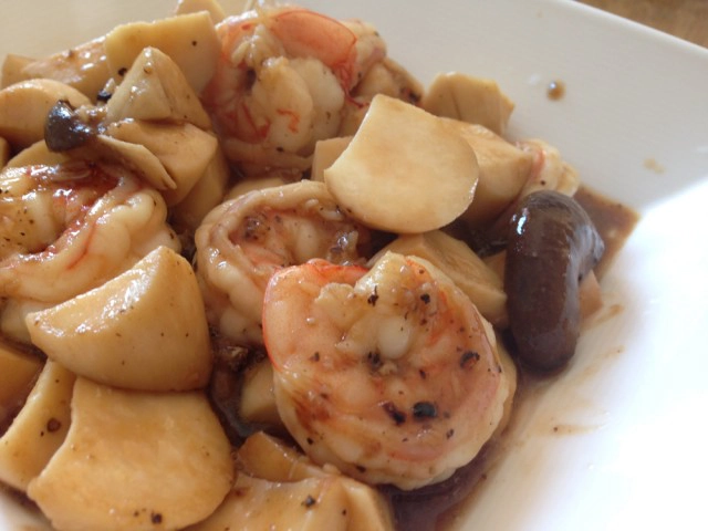 Cooking is Fun : เห็ดออรินจิกับกุ้งผัดพริกไทยดำ