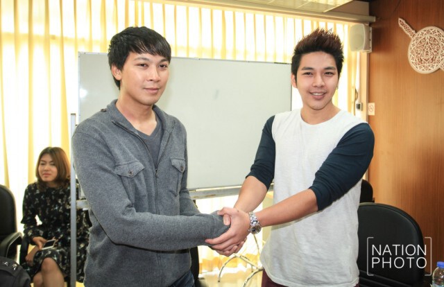 "ดีเจเก่ง" จับมือขอโทษ "หนุ่มเก๋งแดง" ตร.สั่งยึดใบขับขี่ 60 วัน