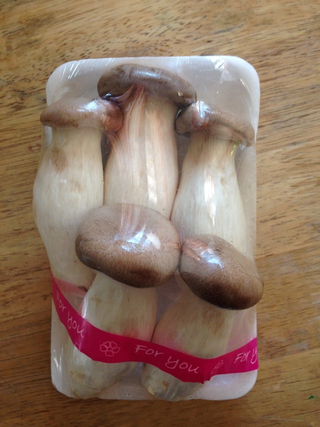 Cooking is Fun : เห็ดออรินจิกับกุ้งผัดพริกไทยดำ