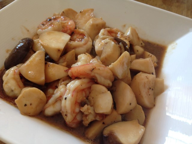 Cooking is Fun : เห็ดออรินจิกับกุ้งผัดพริกไทยดำ