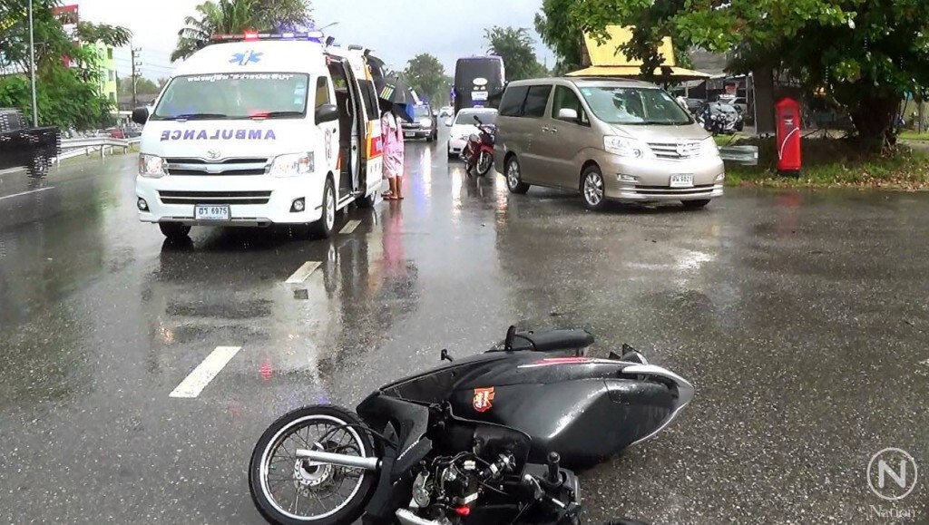 สลด! หญิงวัย 57 ปี วิ่งข้ามถนนสุขุมวิท ขณะฝนตก โดนจยย.ชนดับ