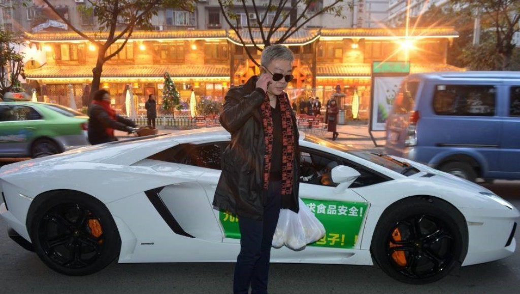 Мужик на ламборджини. Крутой дед на ламборгини. Дед мороз на машине. Влад а4 ламборджини хуракан. Старик на ламборджини.