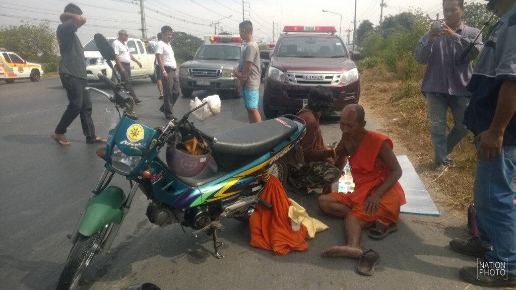 พระลูกวัดดังอ่างทองหวิดดับ หลังจีวรไปพันล้อรถจักรยานยนต์ พระลูกวัดดังอ่างทองหวิดดับ หลังจีวรไปพันล้อรถจักรยานยนต์