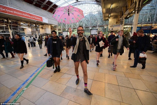 หนุ่มสาว 60 ประเทศ ร่วม"ถอดกางเกงขึ้นรถไฟ" ในกิจกรรม "No Pants Day"